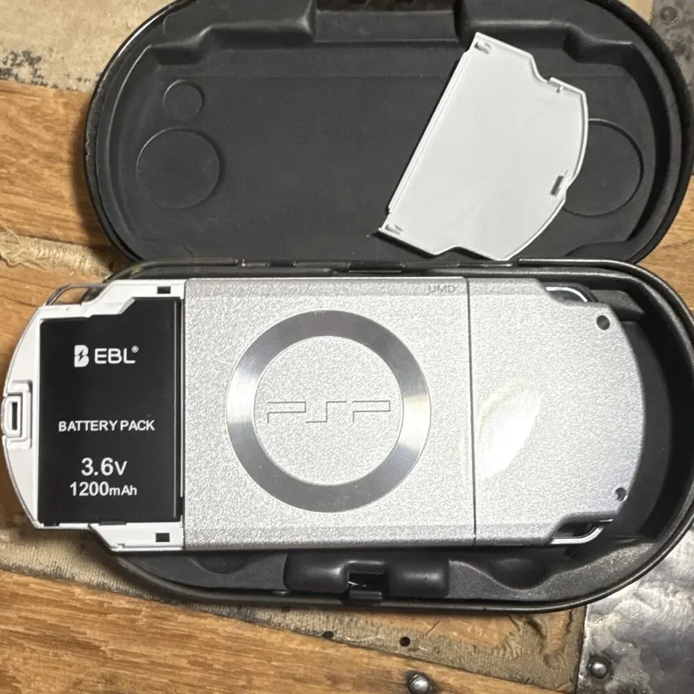 Sony PSP-2000 Silver Handheld System Console w/ Case Charger - WORKING